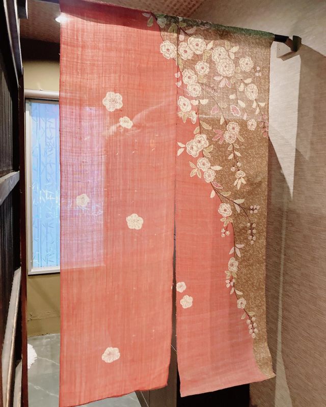 こんにちは、小槻です。

桜の開花も始まり🌸

いよいよ季節も春を迎えましたね。

つい最近咲-emi-ののれんを新しくしました。✨✨

本麻の辻が花の模様で、

今の時期にぴったりな春らしいやさしい色合いです。

手洗い場の隣にのれんがかけてあるので、

ぜひ通る時見てみてくださいね☺️

来てくださる方の癒しの空間になりますように。🙏

#新宿 
#新宿東口 
#サブナード
#マッサージ
#リラクゼーション
#タイ古式
#暖簾