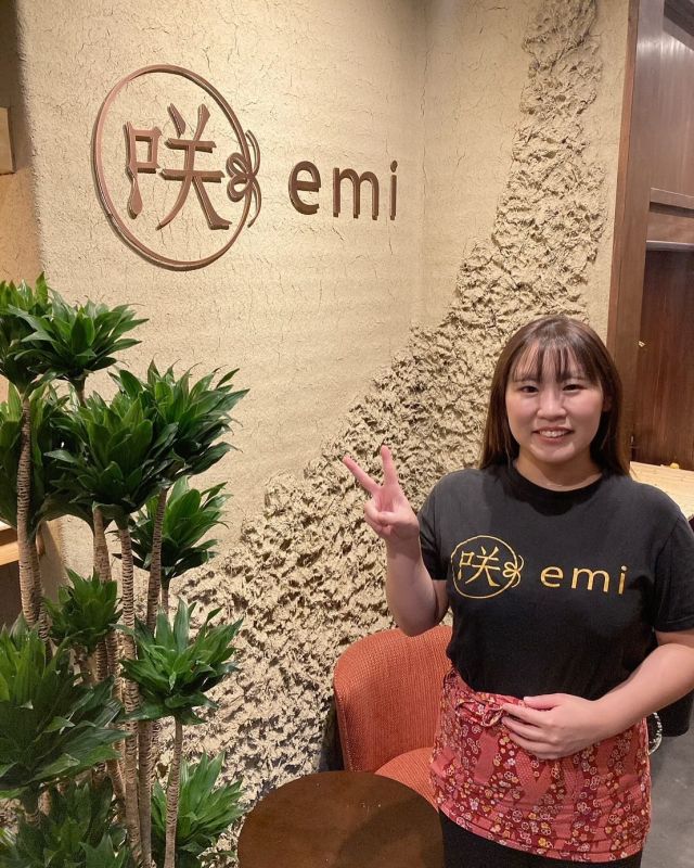 この度11月から咲-emi-でお世話になることになりました、小川と申します。

近隣のヘッドマッサージ専門店に勤務しながら、咲にはお客様として来ていました。
ヘッドマッサージをしながら、お客様のお悩みや自分の身体の悩みを気にしていくうちに、
「身体の力を抜くこと（所謂脱力）って意外と難しいし、出来ない人も多い」と思っていました。
身体の力が抜けないと必要以上に身体が疲れてしまったり、
睡眠の質が落ちるので疲れも取れにくく精神的にも支障をきたすことが出てきます。
私も脱力が苦手で、気づいたら肩に力が入っていてなかなか寝付けもせず疲れていたときがあり、そんな中ふらっと立ち寄った咲でタイ古式を受け、あれだけ緊張とストレスでガチガチだった身体から面白いぐらい力が抜けて、感動したのを覚えています。

そんなことがあり、私と同じお悩みを持つ方のお悩みを少しでも和らげられたらと思い、タイ古式の勉強もかねて咲にお世話になることになった次第です。
ヘッドマッサージ専門店でも身体の揉み解しがあり、圧もしっかりしていると好評なのでしっかりとした圧でお疲れにアプローチできたらと思います。

#タイ古式
#タイ古式マッサージ
#ヘッドマッサージ
#ヘッドスパ
#リフレクソロジー
#シロダーラ
#オイルマッサージ
#アロマトリートメント
#歌舞伎町
#新宿
#ペア
#足湯
#眼精疲労