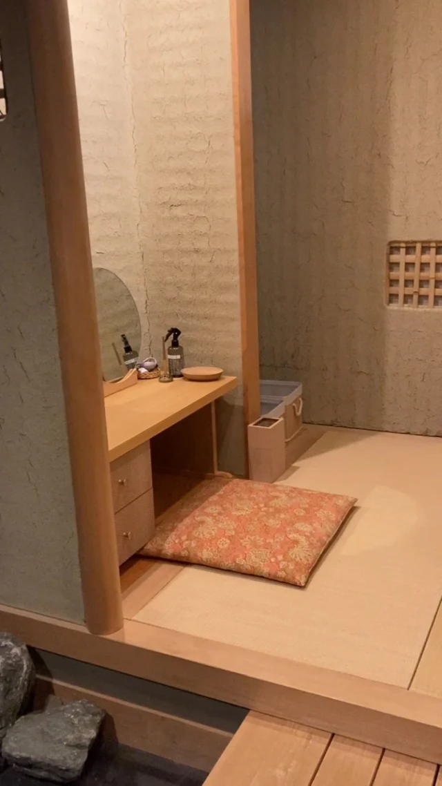 🌸🌸🌸

「呼吸する部屋」

新宿とは思えない
落ち着いた和の空間

和個室の部屋の土壁は
三重県から取り寄せた土を使用しています。

土壁は湿度が多くなると水分を吸収し
乾燥してくると水分を放出する
まるで壁が呼吸をしているようなお部屋になっています。

身体にも心にも優しい呼吸する部屋で
施術をお楽しみください。

#タイ古式
#タイ古式マッサージ
#ヘッドマッサージ
#ヘッドスパ
#リフレクソロジー
#シロダーラ
#オイルマッサージ
#オイルトリートメント
#歌舞伎町
#新宿
#ペア